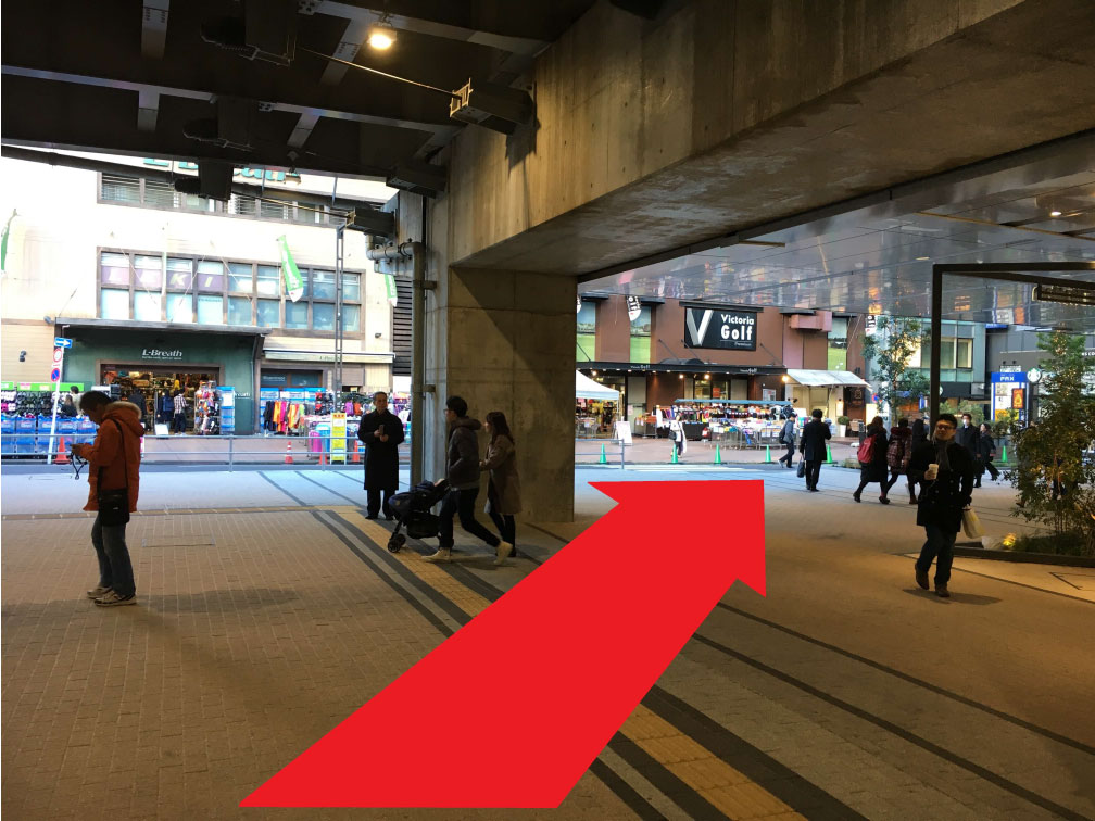 新宿バスタ下の1F広場